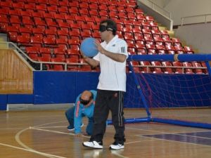 Vali Güzeloğlu Gollbol İle Tanıştı