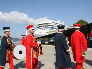 Dev Yolcu Gemisine Mehteranlı Karşılama