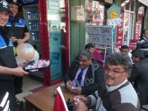 Polis Engellilere Lokum Dağıttı