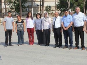 Tapu Müdürlüğü Personeli Çelenk Sundu