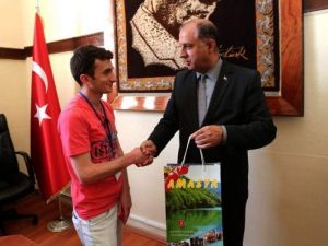 Samsunlu Gençlerden Vali Çomaktekin’e Ziyaret