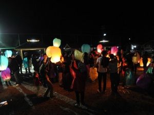 Gençler Dilek Feneri Uçurdu