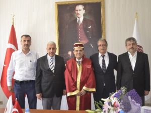 Rektör Kaya Ahilik Kaftanı Giydi