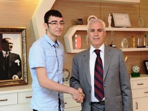 Sosyal Medya Kurucusu Lise Öğrencisine Bozbey’den Destek