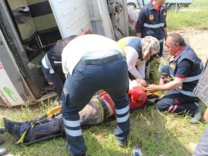 Yunak’da Kamyon Şarampole Devrildi: 2 Yaralı