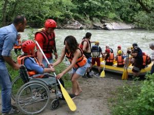 Tekerlekli Sandalyeden İndi Rafting Botuna Bindi