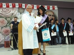 Burhaniye’de Meslek Yüksek Okulunda Mezuniyet Coşkusu