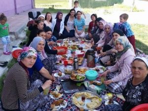 Anaokulu Öğrencileri İle Annelerinin Piknik Keyfi