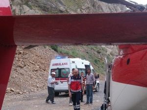 Ambulans Helikopter Karayoluna İndi