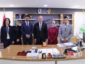 Öğrencilerden Başkan Şahiner’ Plaket