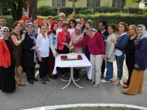 Hastane Bahçesinde Kutlama