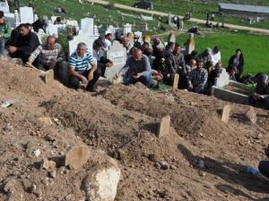 Araçları Gölete Uçan Aile Ağıtlarla Toprağa Verildi