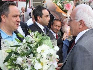 CHP’li Giresun Belediye Başkanı Aksu Kamalak Ve Destici’yi Çiçeklerle Karşıladı