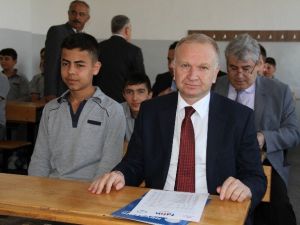 Vali Ceylan, ‘Fatih Projesi’ Kapsamında Öğrencilere Tablet Bilgisayar Dağıttı