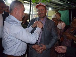 AK Partili Berber, Ceketini Çıkarıp Verdi