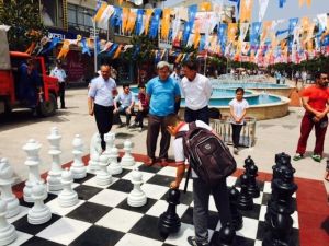 Akyazı Belediyesi’nden Çarşıya Satranç Takımı