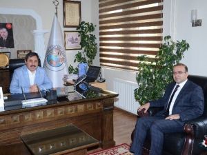 Özhan, Darende Belediye Başkanı Eser’i Makamında Ziyaret Etti