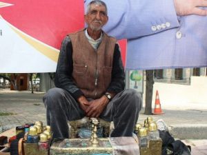 Ekmeğini 55 Yıldır Ayakkabı Boyayarak Kazanıyor