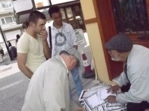 Herkesin İsmini Yazıyor, Ama Kendi İsmini Söylemiyor