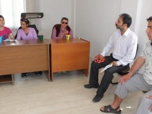 Burhaniye’de Zihinsel Engelli Gençlere Tiyatro Eğitimi