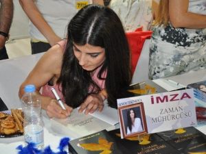 Senem Tekinkoca, Yeni Kitabı “Zaman Mühürcüsü”nü İmzaladı