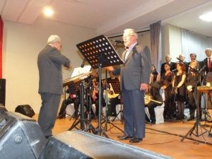 Burhaniye’de Bakkal Şarkıcıya Büyük Alkış