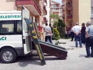 Cinnet Getiren Polis Eşini Ve Kızını Vurup İntihar Etti