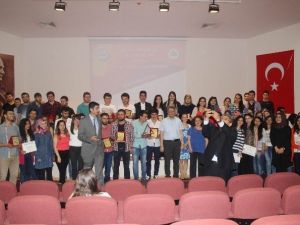 ERÜ İşletme Bölümü Sosyal Sorumluluk Projelerine Katılan Öğrencilere Sertifika Verdi