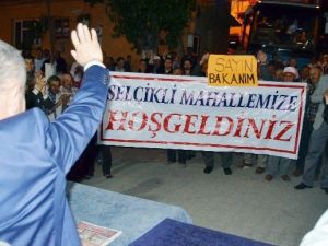 AK Partili Berber Akhisar’da ‘Sayın Bakanım’ Pankartıyla Karşılandı