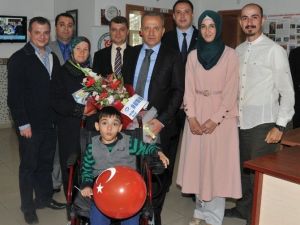 Din Kültürü Öğretmenleri Grubu Afyonkarahisar’da Bir Engelli Çocuğu Sevindirdi