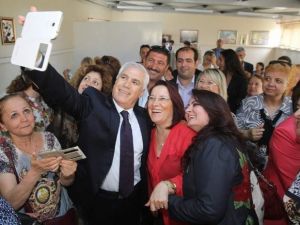 Kadın Lokalini Açan Başkan Bozbey Kadınlarla Selfie Yaptı