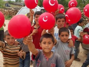 MHP Milletvekili Adayları Dicle İlçesinde Çocuklara Türk Bayraklı Balon Dağıttı