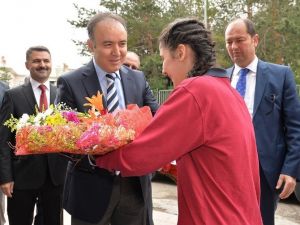 Vali Altıparmak Tablet Dağıttı