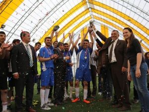 ARÜ’de Spor Şöleni: Futbol Ve Tenis Müsabakaları Kupa Ve Ödüllerle Taçlandı