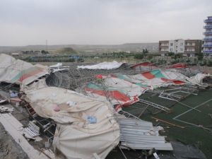 Cizre’de Şiddetli Rüzgar Halı Sahayı Yıktı