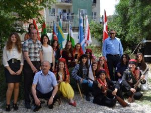 Kız Öğrencilerin Gecikmeli 19 Mayıs Etkinliği Renkli Görüntülere Sahne Oldu
