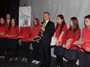 Afyonkarahisar’da Fatih Projesi Kapsamında Öğrencilere Yeni Nesil Tablet Bilgisayarlar Verildi