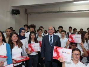 Eskişehir’de Öğrencilere Tablet Dağıtımı