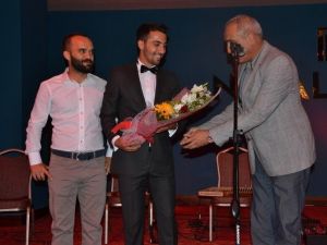 Üniversite Öğrencilerinden Coşkulu Mezuniyet Töreni