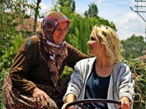 CHP’nin Kadın Adayı, Çiftçi Kadınlarla Birlikte Traktör Kullandı