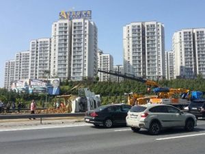 TEM Otoyolunda Devrilen Hafriyat Kamyonu Trafiği Felç Etti