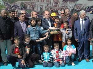 Başkan Sekmen Mahalle Bilgi Evlerinin Temelini Mahallelenin Çocuklarıyla Birlikte Attı