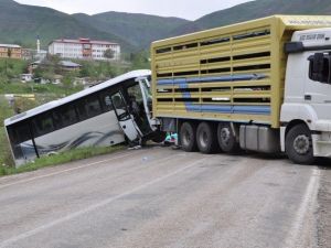 Tunceli’de Trafik Kazası: 2 Ölü, 20 Yaralı