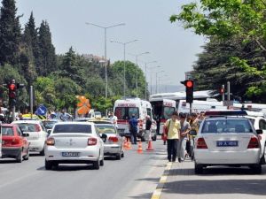 Basketbol Öğrencilerini Taşıyan Minibüs Kaza Yaptı