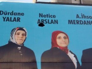 AK Parti Seçim Otobüsüne Taşlı Saldırı