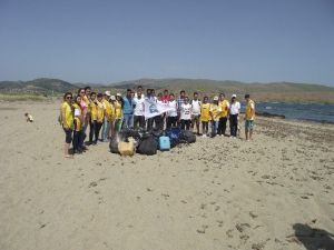 Deniz Elçileri Plajı Temizledi