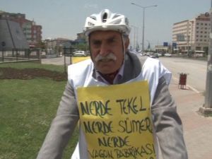 Siyasileri Bisiklet Sürerek Protesto Ediyor