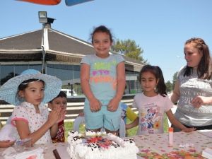 Minikler Yazın Gelişini Pasta Keserek Kutladı