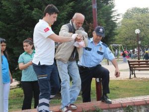 Parkta Fenalaşan Yaşlı Adam Hastaneye Kaldırıldı