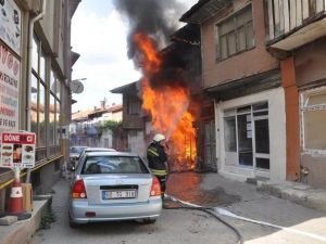 Tokat’ta Ahşap Bina Alevlere Teslim Oldu